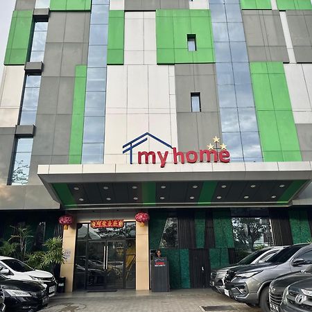 My Home Hotel Pontianak Extérieur photo