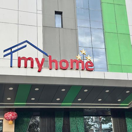 My Home Hotel Pontianak Extérieur photo