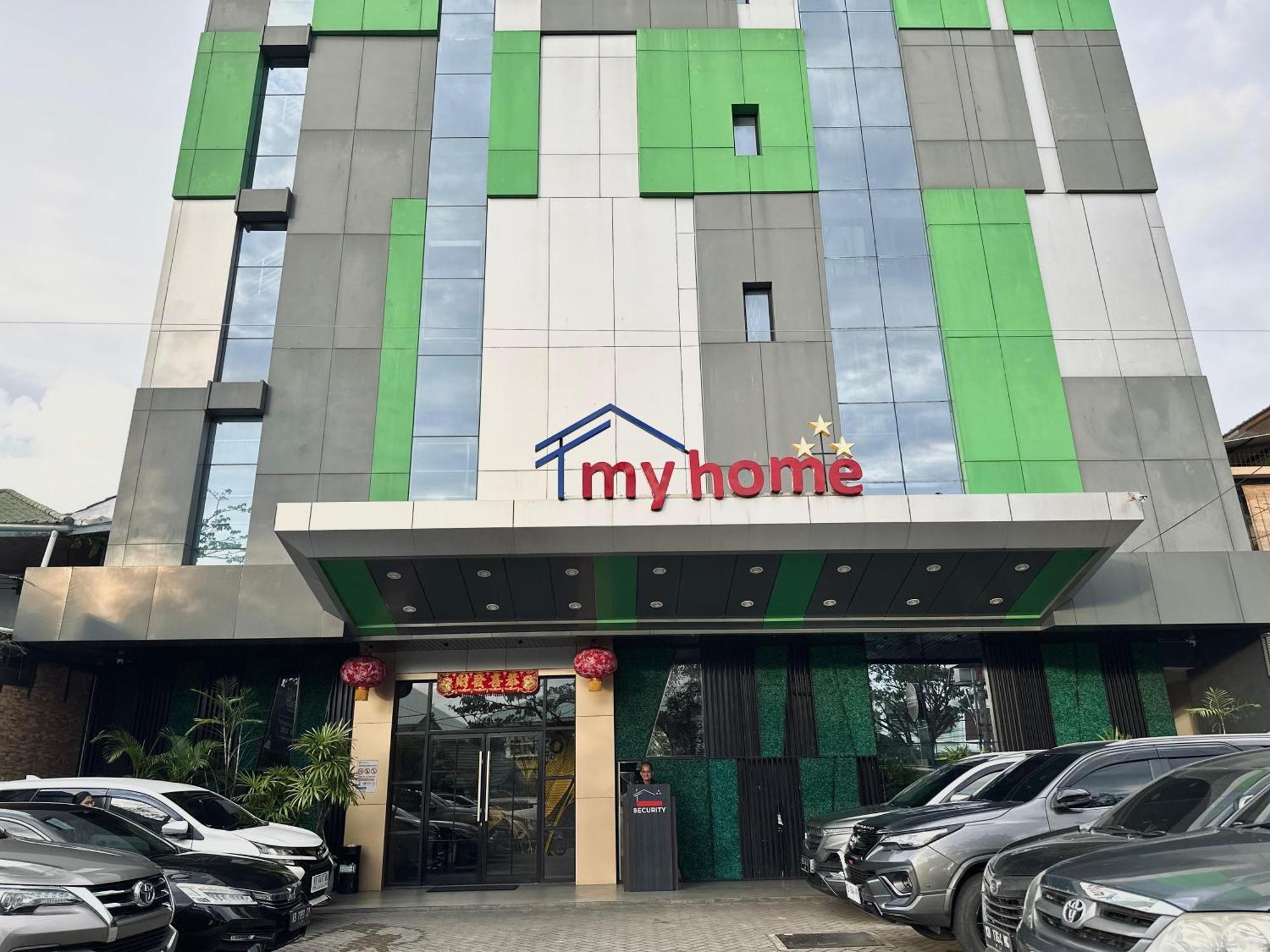 My Home Hotel Pontianak Extérieur photo