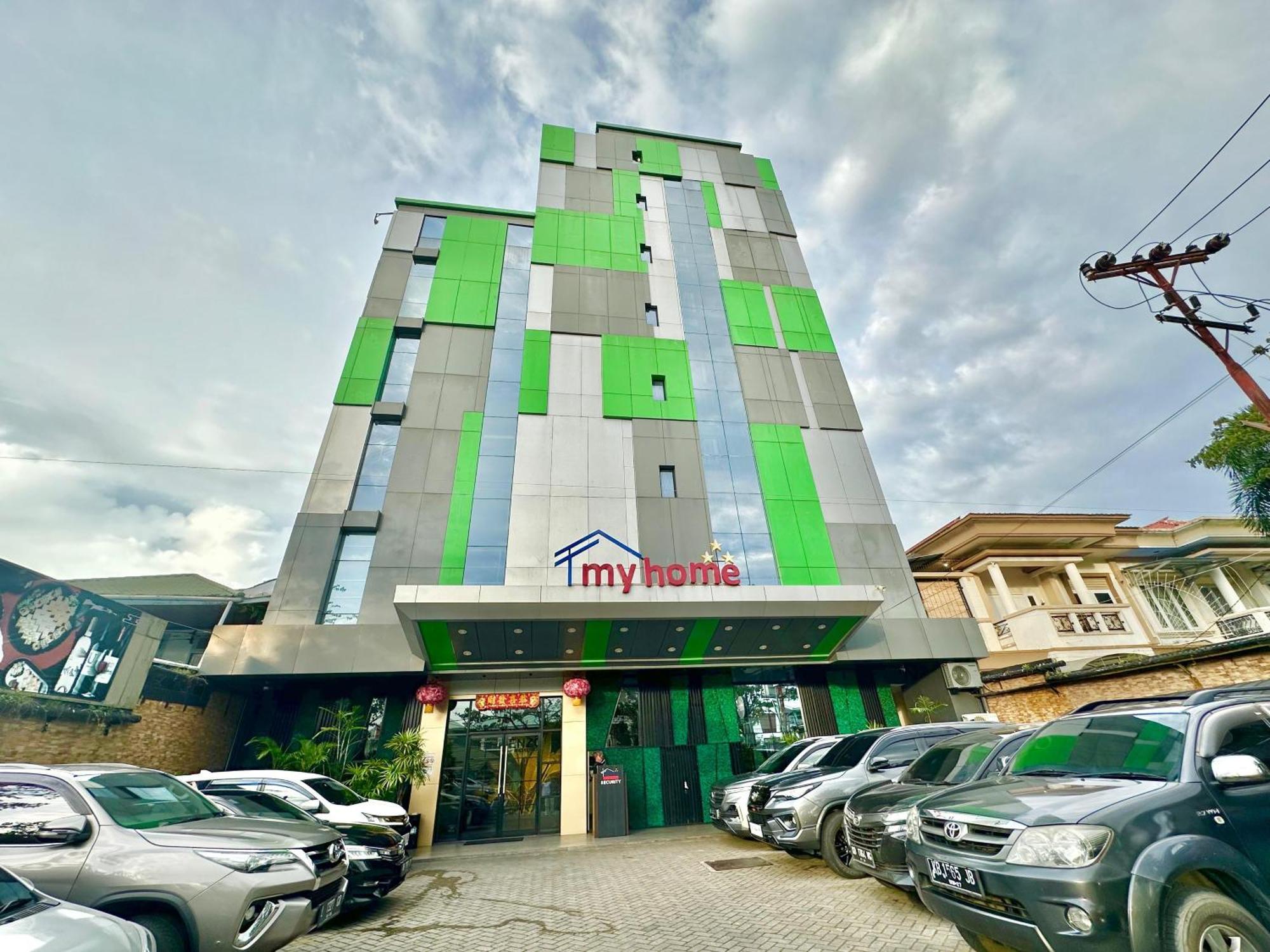 My Home Hotel Pontianak Extérieur photo