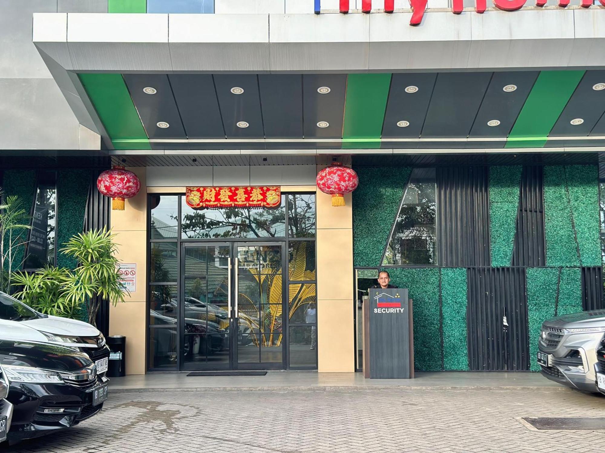 My Home Hotel Pontianak Extérieur photo