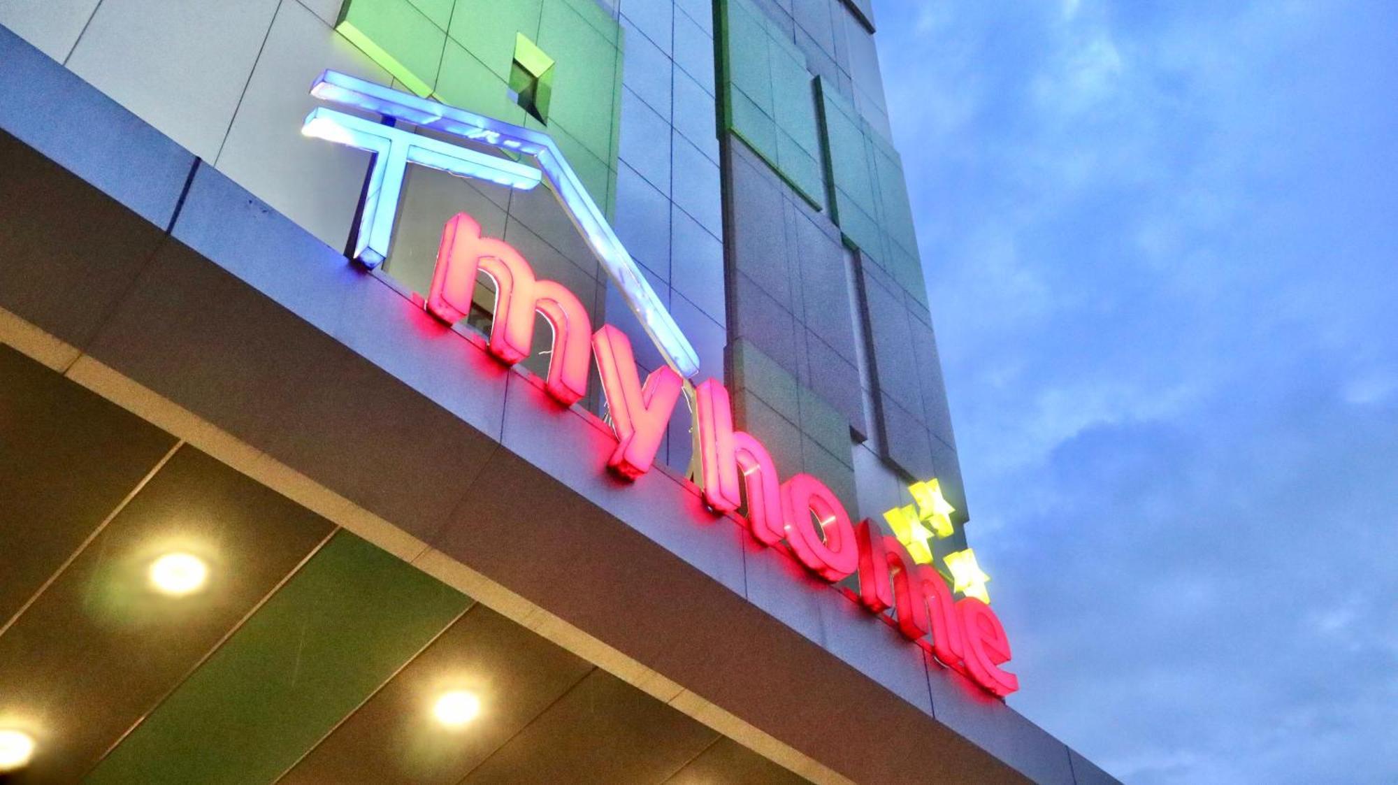 My Home Hotel Pontianak Extérieur photo