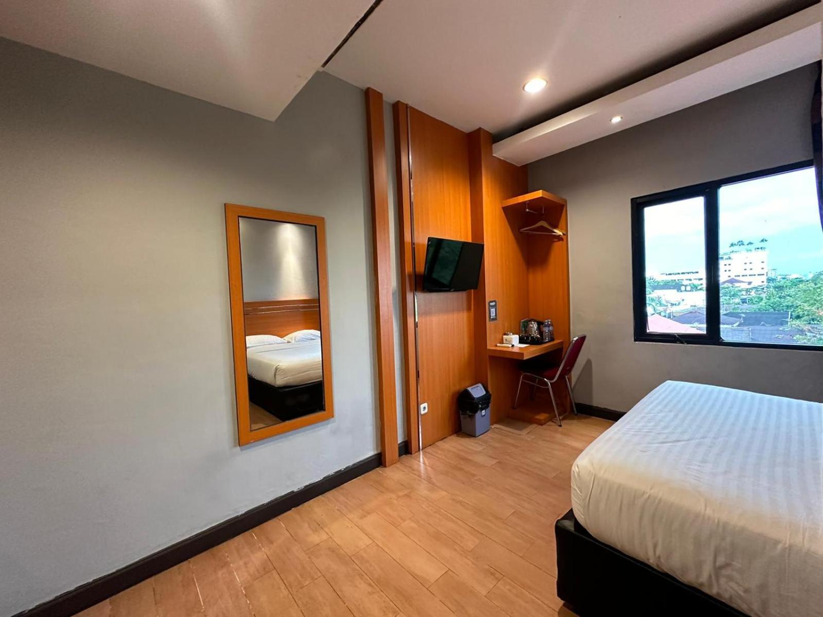 My Home Hotel Pontianak Extérieur photo