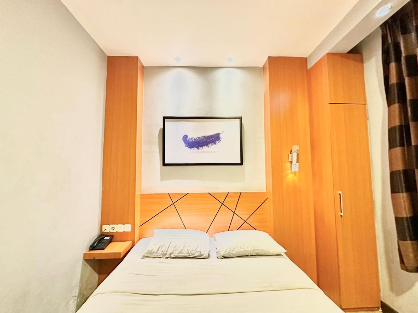 My Home Hotel Pontianak Extérieur photo