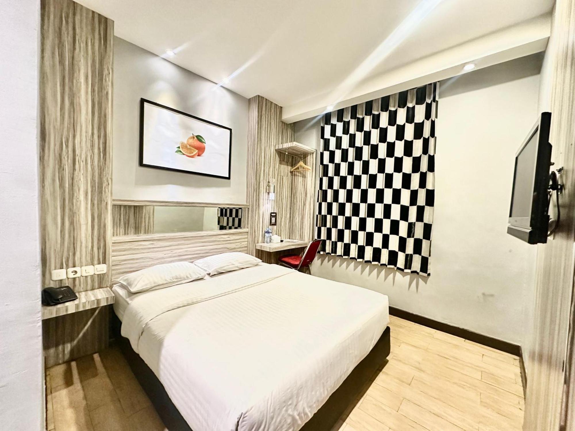 My Home Hotel Pontianak Extérieur photo