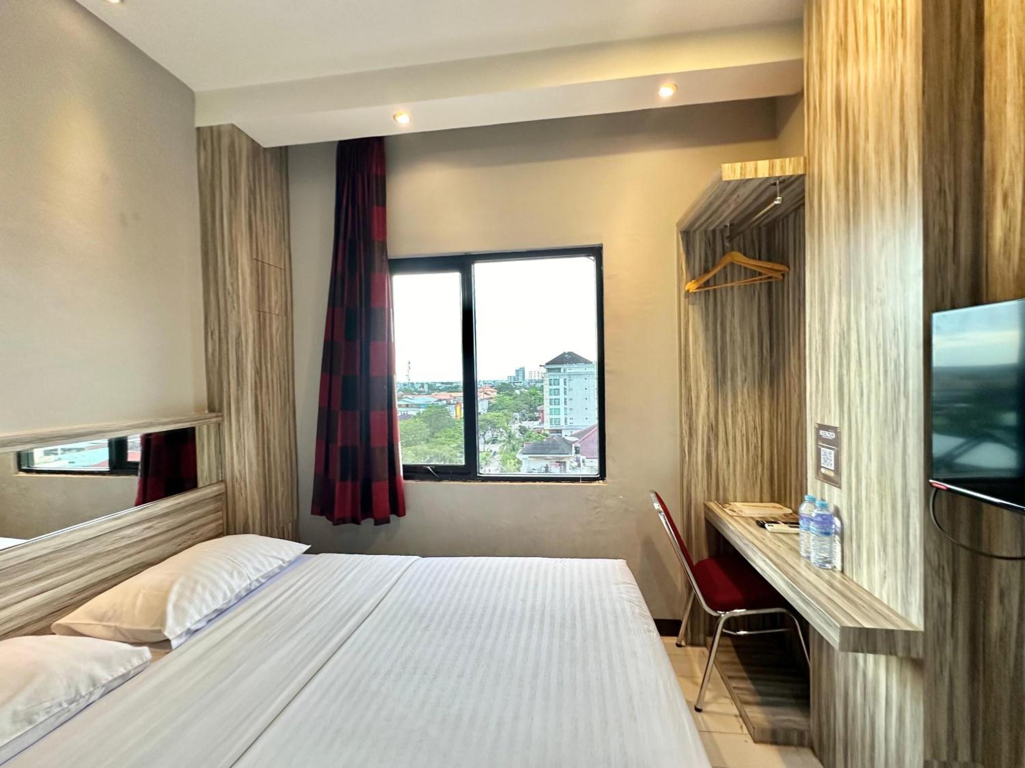 My Home Hotel Pontianak Extérieur photo