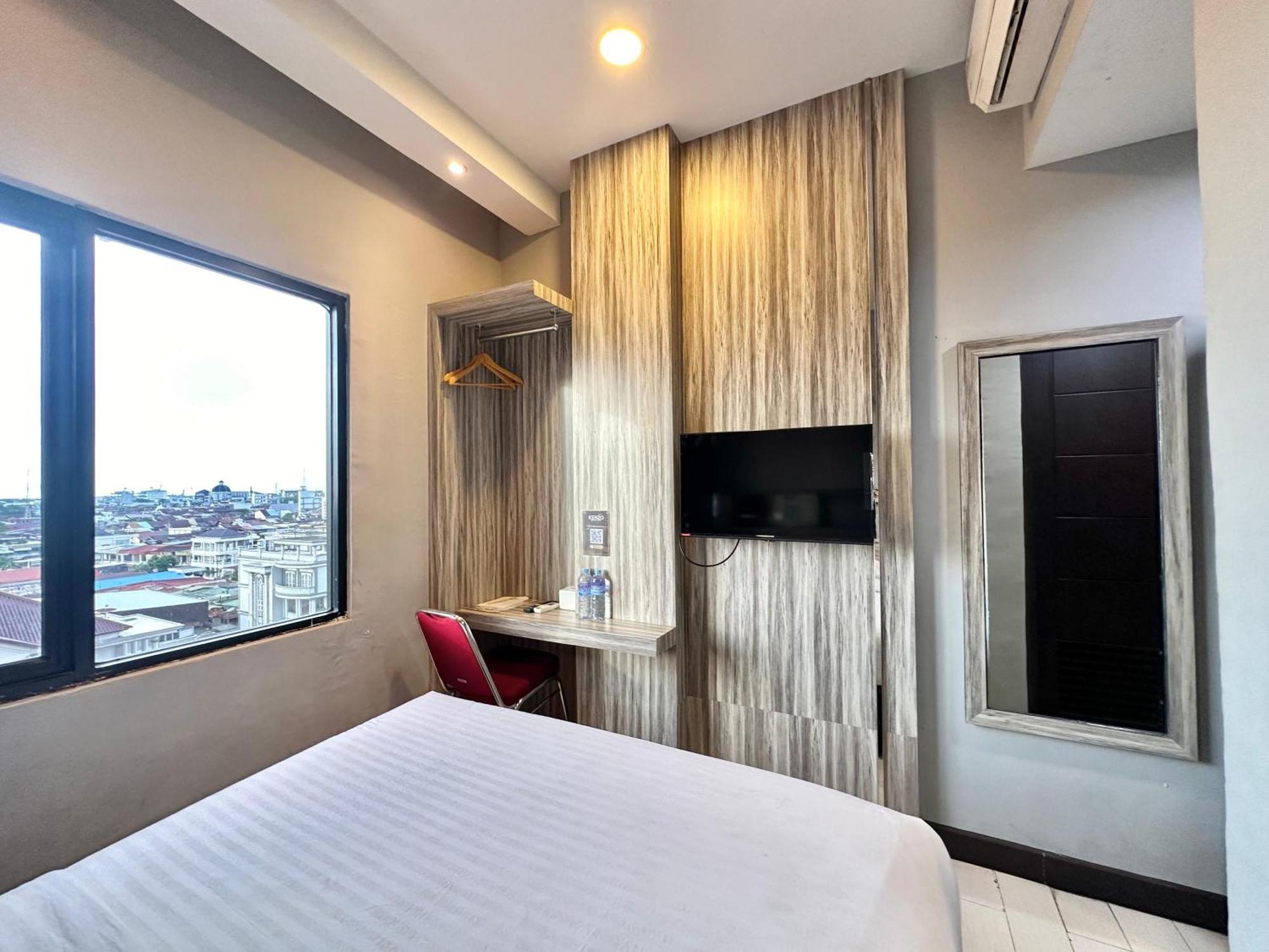 My Home Hotel Pontianak Extérieur photo