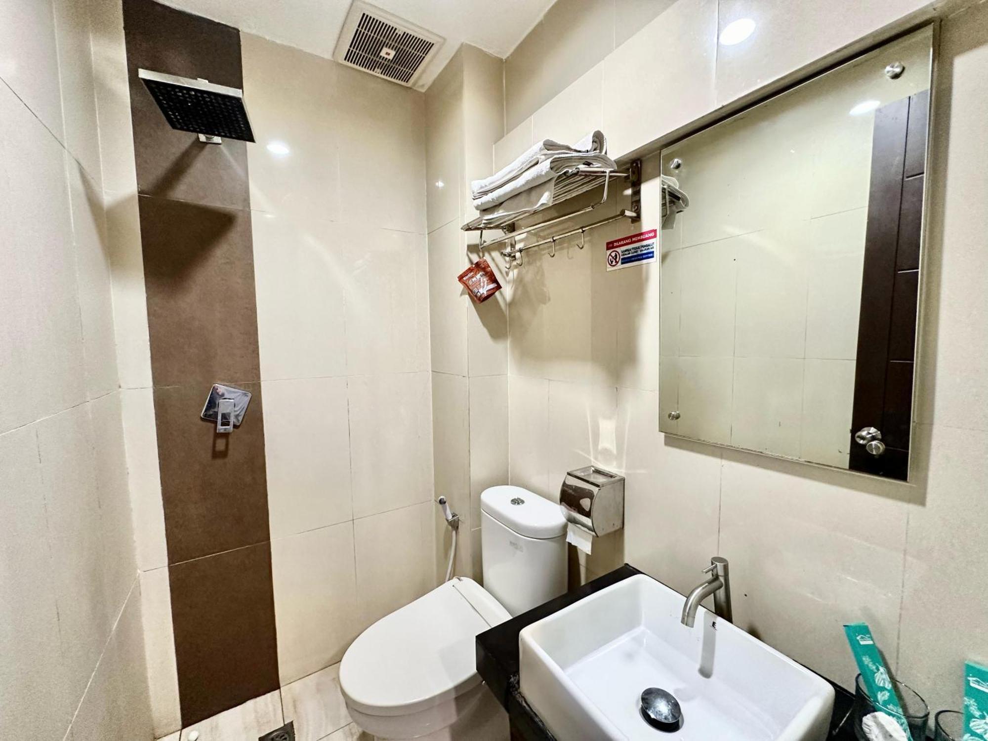 My Home Hotel Pontianak Extérieur photo