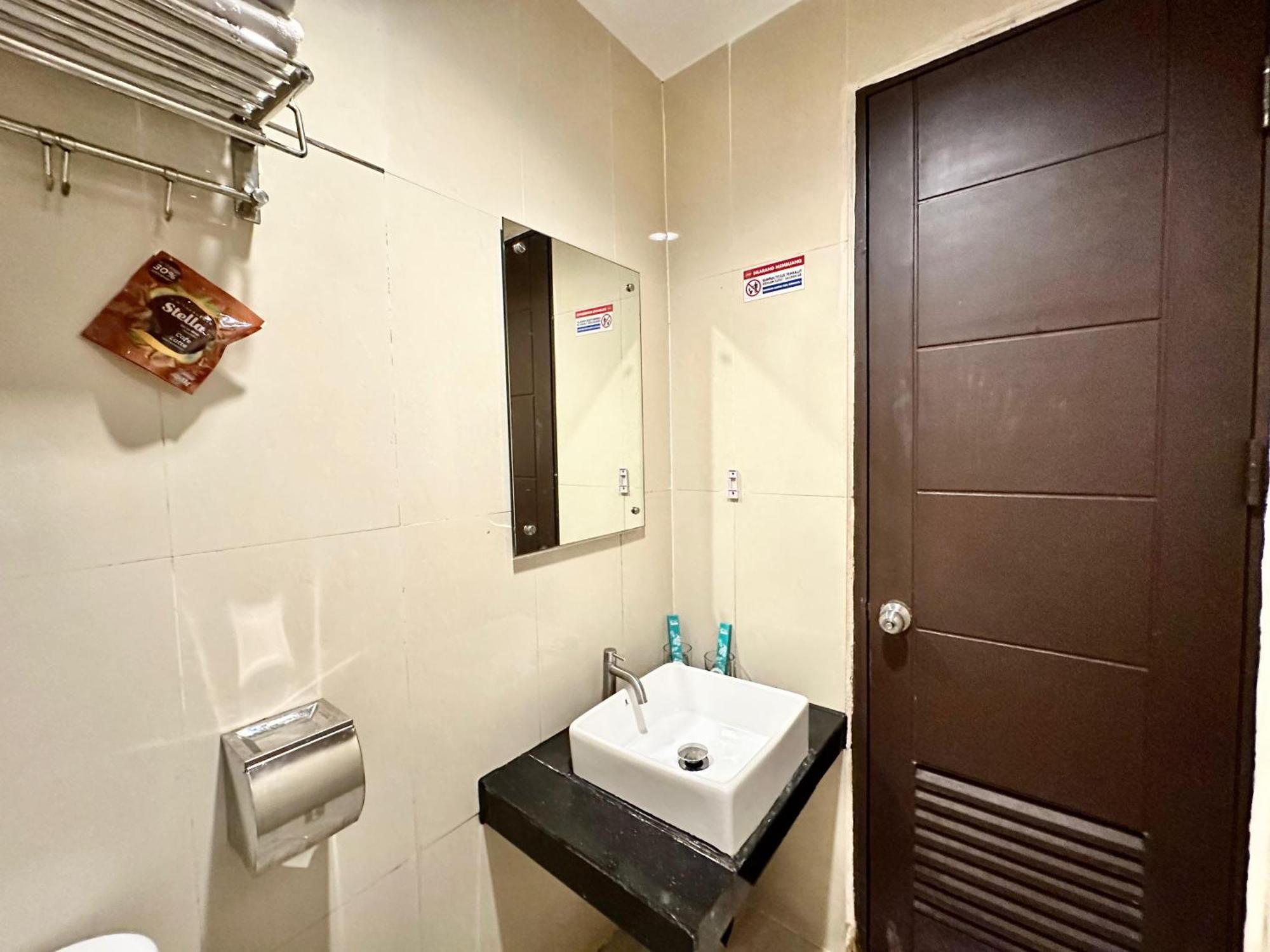 My Home Hotel Pontianak Extérieur photo