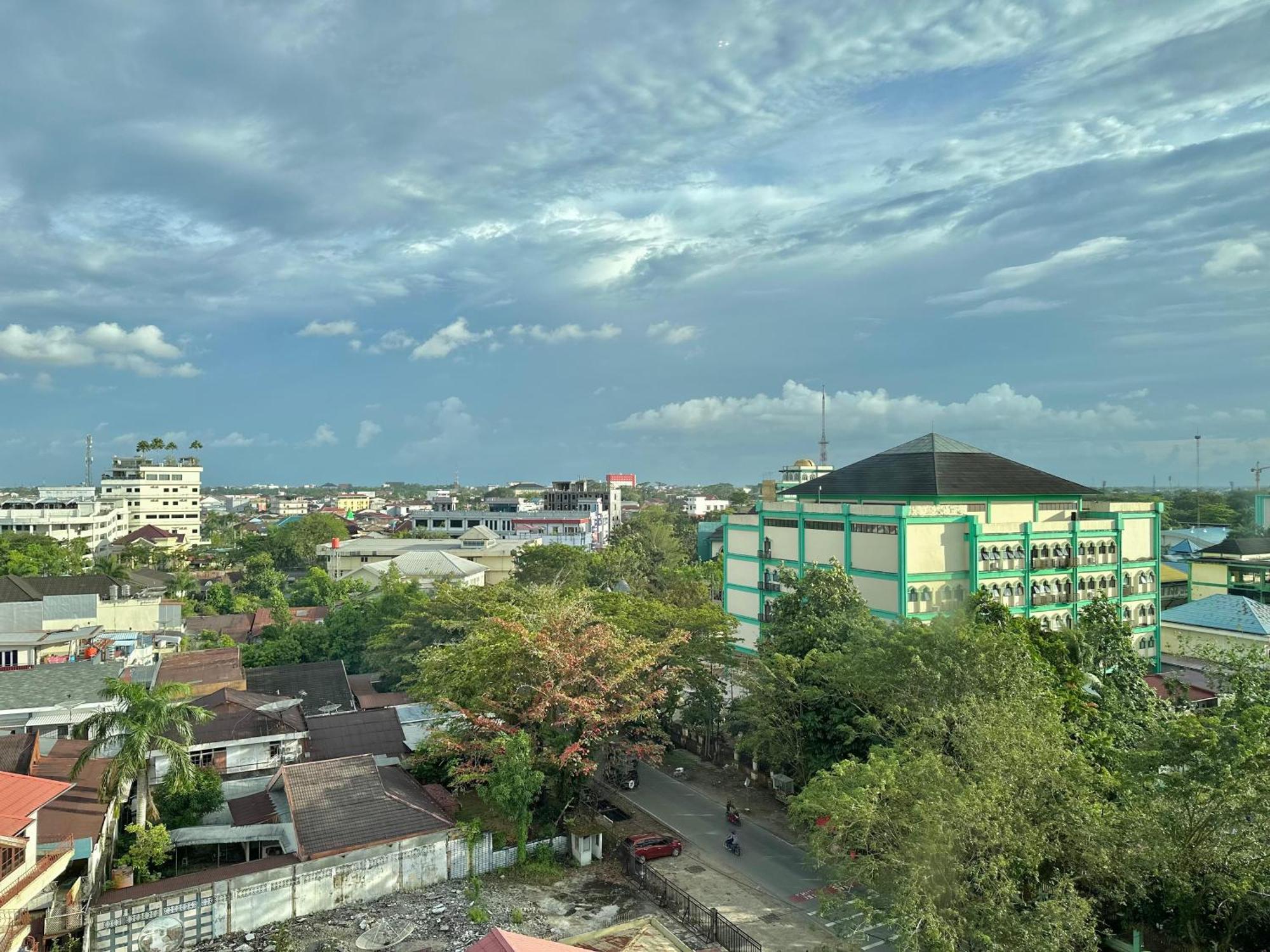 My Home Hotel Pontianak Extérieur photo