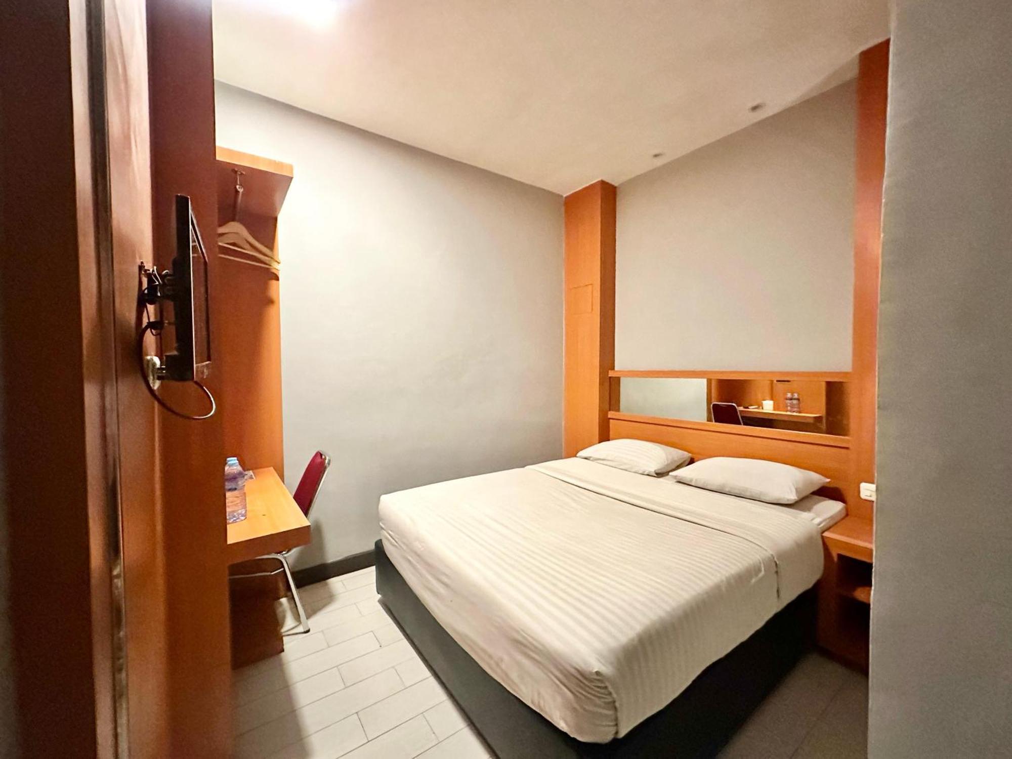 My Home Hotel Pontianak Extérieur photo