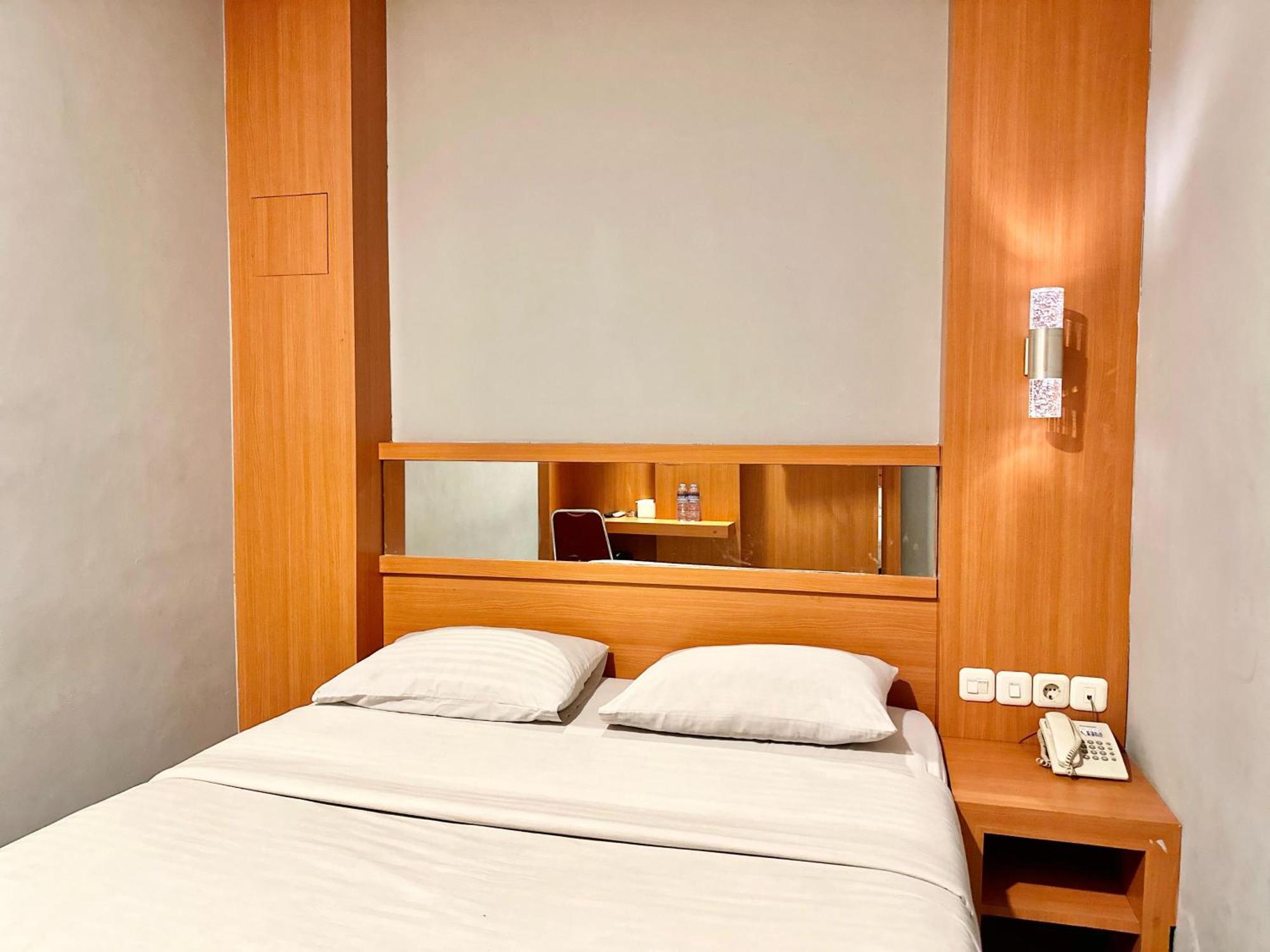 My Home Hotel Pontianak Extérieur photo