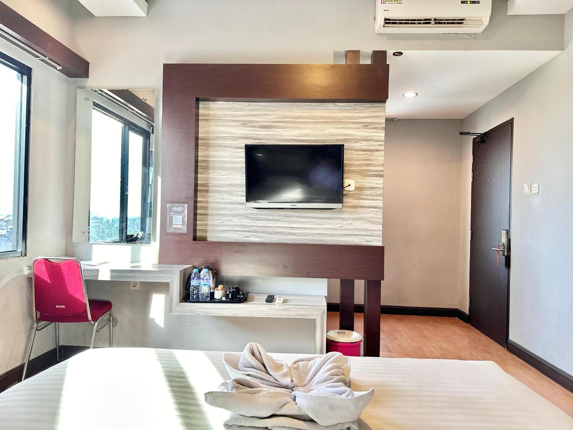 My Home Hotel Pontianak Extérieur photo
