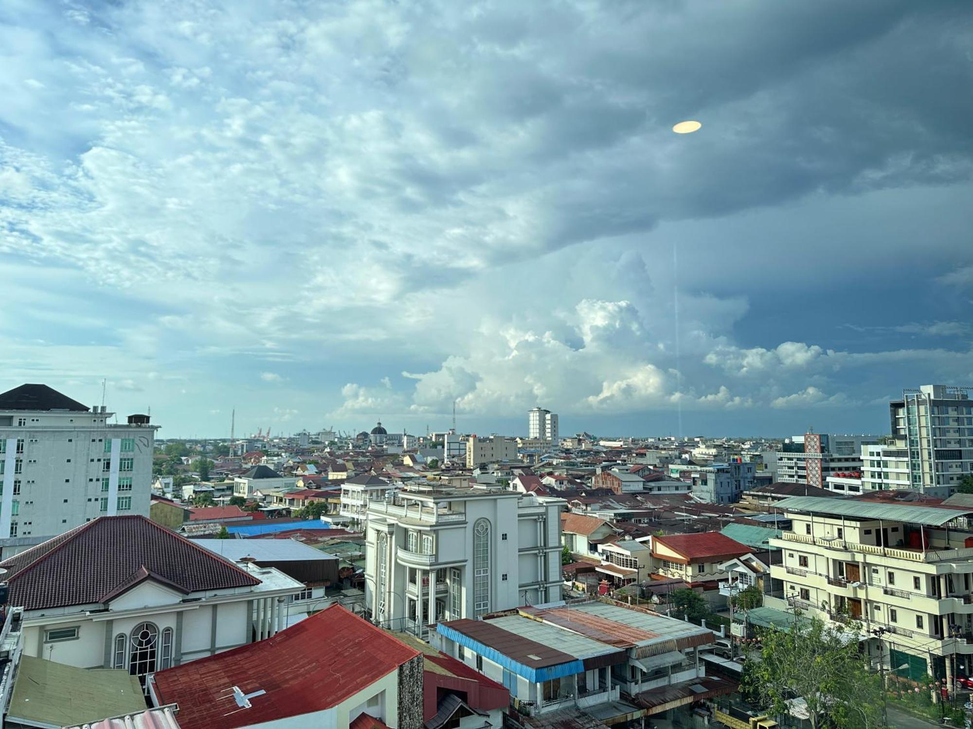 My Home Hotel Pontianak Extérieur photo